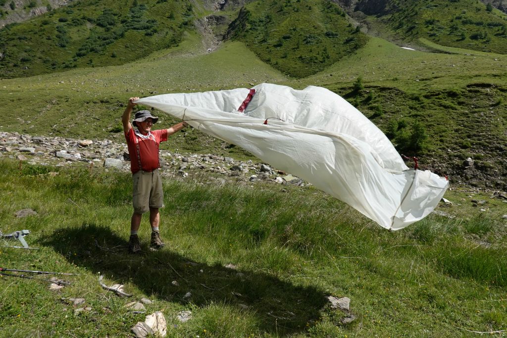 Défi : installer la tente par grand vent et sur un terrain bien empierré !